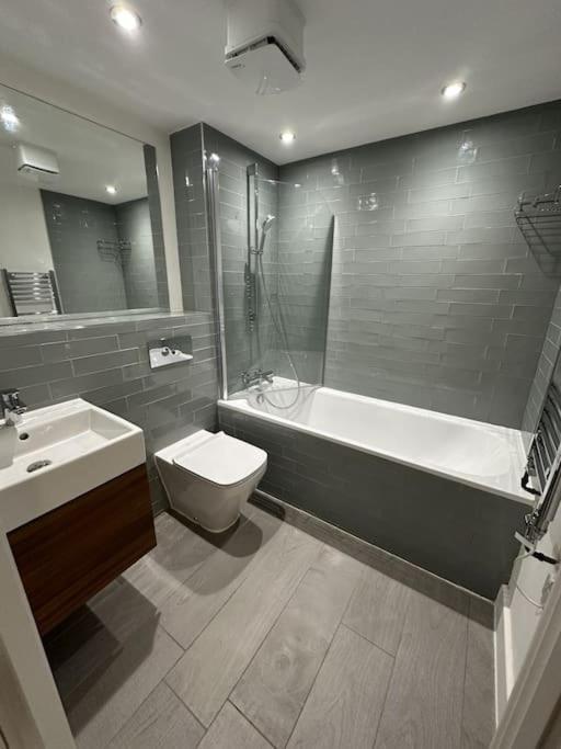 Luxurious 1-Bedroom With Parking バーミンガム エクステリア 写真
